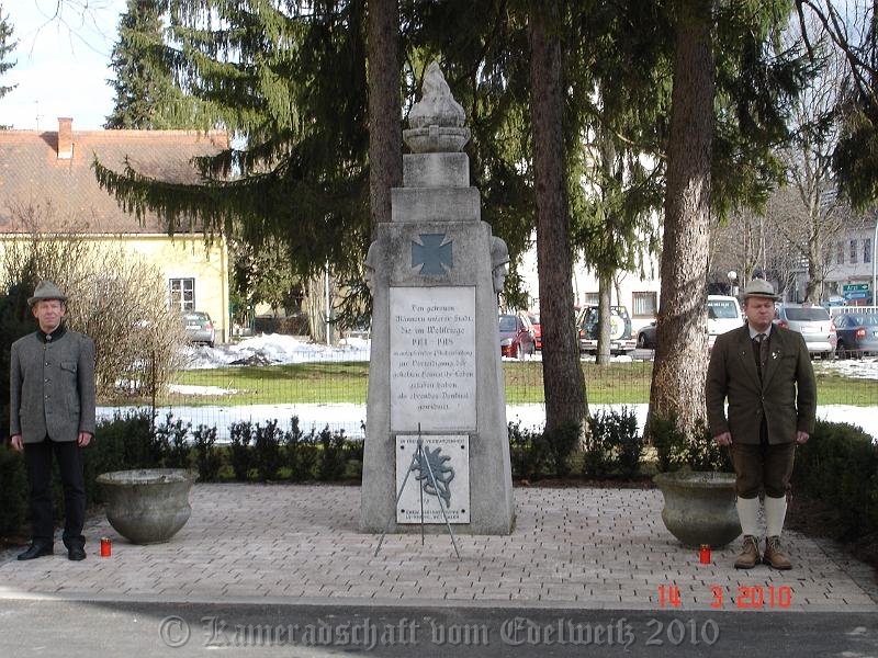15Ehrenposten am Kriegerdenkmal.JPG